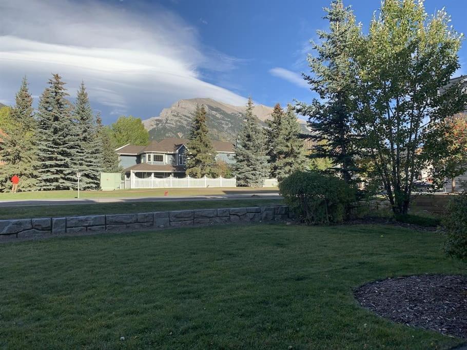 New! Cozy Rocky Mountain Chalet Managed By Little Sister Getaways Канмор Экстерьер фото